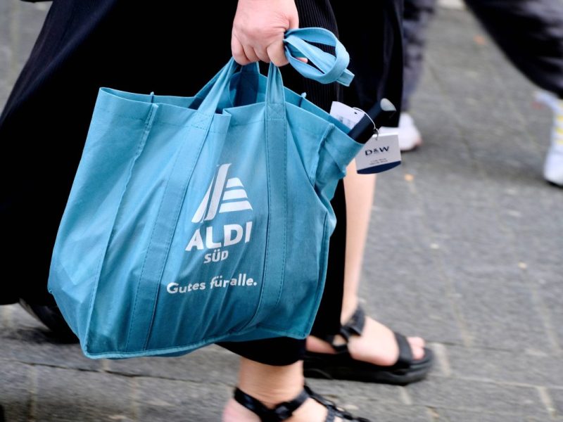 Mit diesem Anblick hat ein Aldi-Kunde sicherlich nicht gerechnet. Beim Auspacken seines Einkaufes wartete eine dicke Überraschung auf ihn.