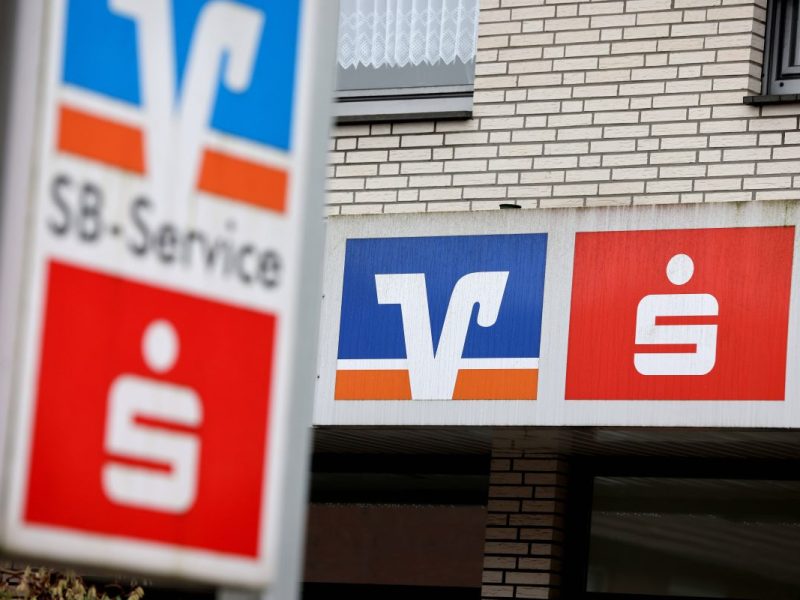 Alle Kunden von Sparkasse, Volksbank und Co. aufgepasst. Aus einem bestimmten Grund solltest du mal einen Blick auf dein Konto werfen.