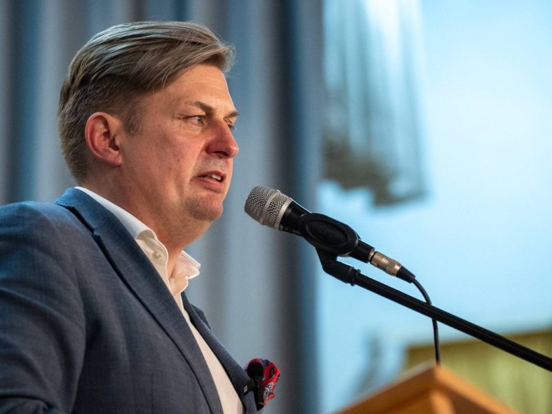 Skandal im Käferzelt: Hat AfD-Politiker Krah wirklich 200 Flaschen Champagner bestellt? Böhmermann erzählt, Krah wehrt sich.