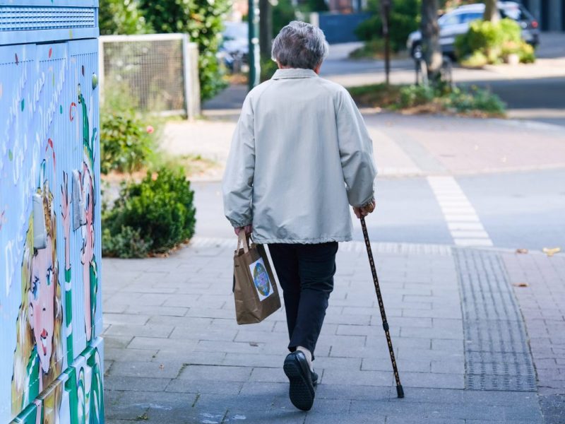 Essen: Mann entblößt sich vor Rentnerin.