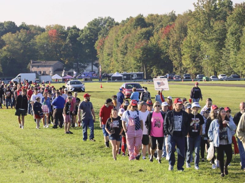 Frust statt Fan-Euphorie: Warum Trump-Anhänger seine Reden frühzeitig verlassen – trotz ihrer Loyalität.
