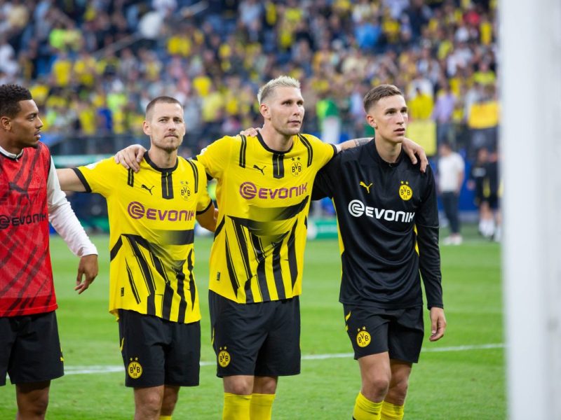 Borussia Dortmund wird offenbar vorerst auf einen wichtigen Spieler verzichten müssen. Plötzlich steht ein Worst-Case-Szenario im Raum.