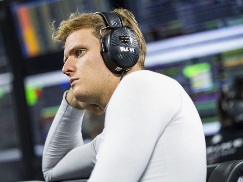 Die Entscheidung um Mick Schumacher und der Formel-1-Rückkehr wird zur Nervenschlacht. Sein Konkurrent zeigt sich mehr und mehr genervt.