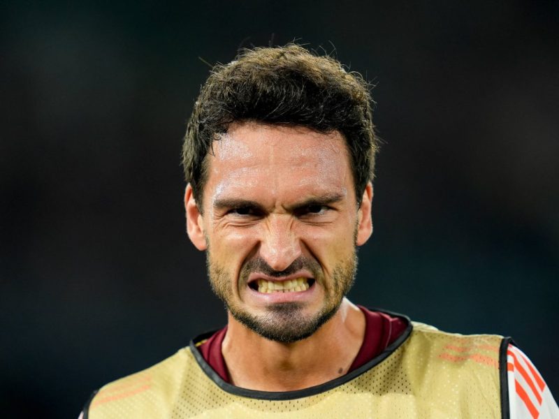 Mats Hummels zeigt im Trikot von AS Rom ein schmerzverzerrtes Gesicht.