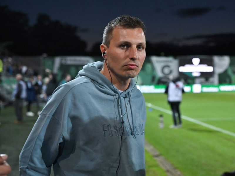 Schalke 04 hat weiterhin noch keine langfristige Lösung für den Trainerposten präsentiert. Bei Jakob Fimpel gibt es vor allem ein Problem.