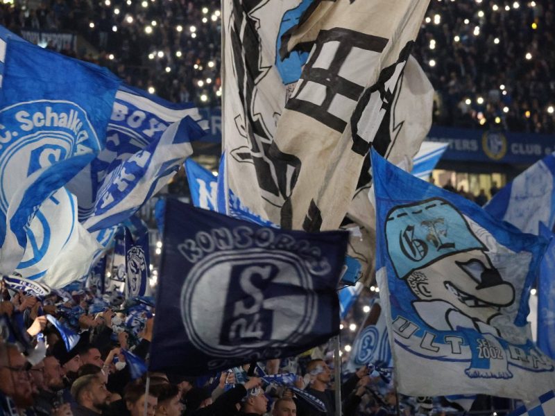 Im Spiel Hannover - Schalke hat Kees van Wonderen sein Pflichtspiel-Debüt gegeben. Dabei haben sich die S04-Fans etwas Besonders einfallen lassen.