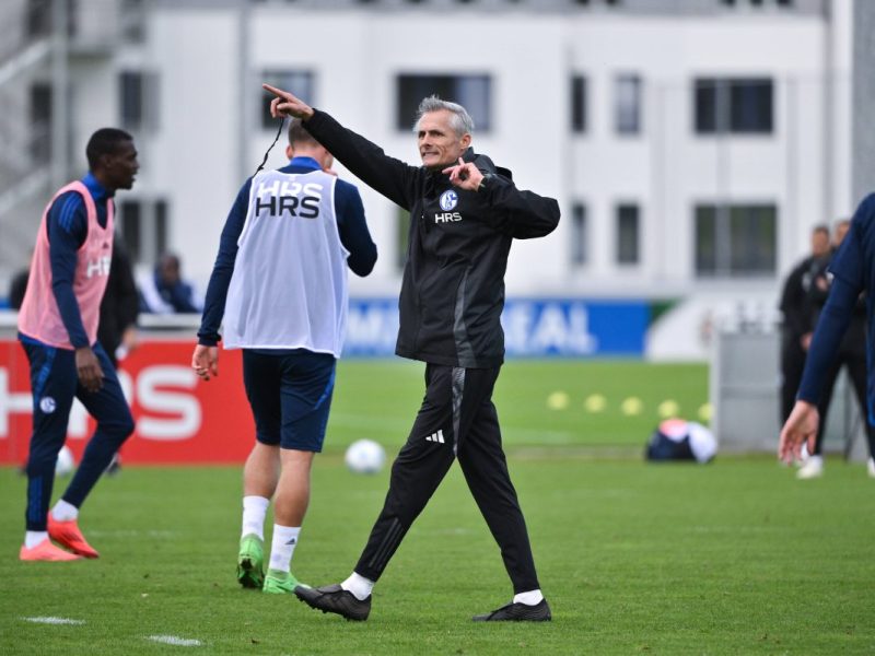 Kees van Wonderen ist erst seit wenigen Tagen Trainer von Schalke 04. Er scheint sich jedoch bereits ein gutes Standing zu erarbeiten.