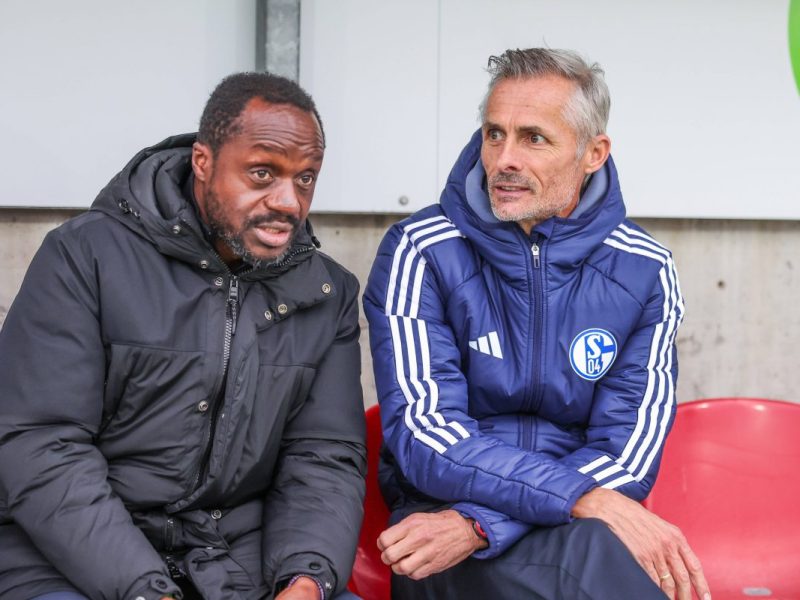 Ben Manga und Kees van Wonderen auf der Bank des FC Schalke 04.