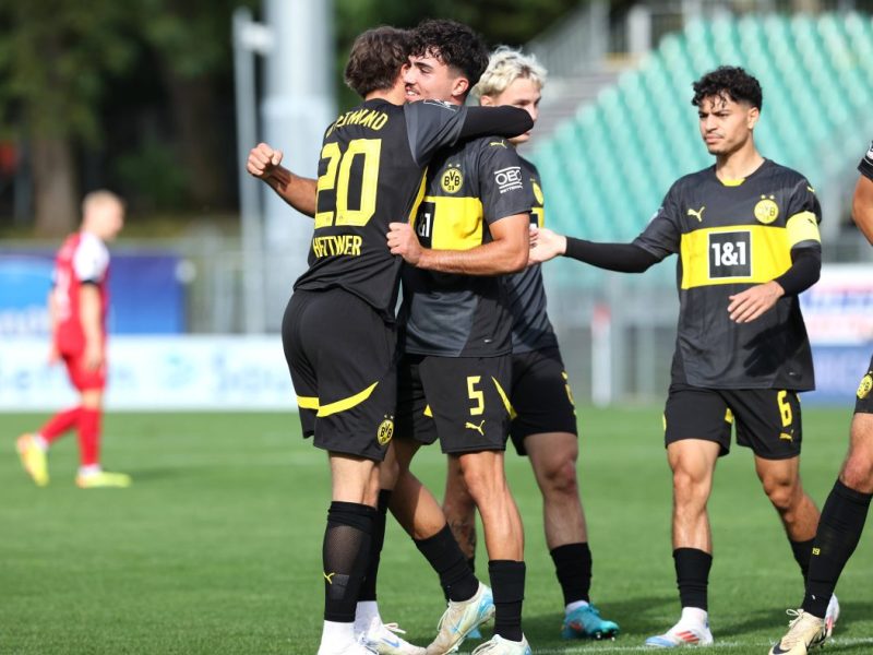 Was ein unglaubliches Spiel! Die Nachwuchskicker von Borussia Dortmund haben ein echtes Spektakel erlebt. Dabei ging es hoch her.