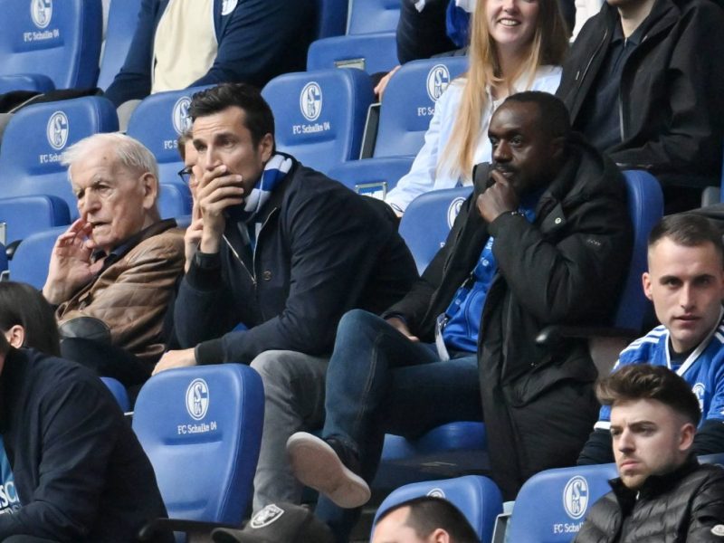 Schalke 04 steckt einmal mehr in einer tiefen Krise - trotz des jüngsten Trainerwechsels. Für eine Person wird die Luft dadurch immer dünner.