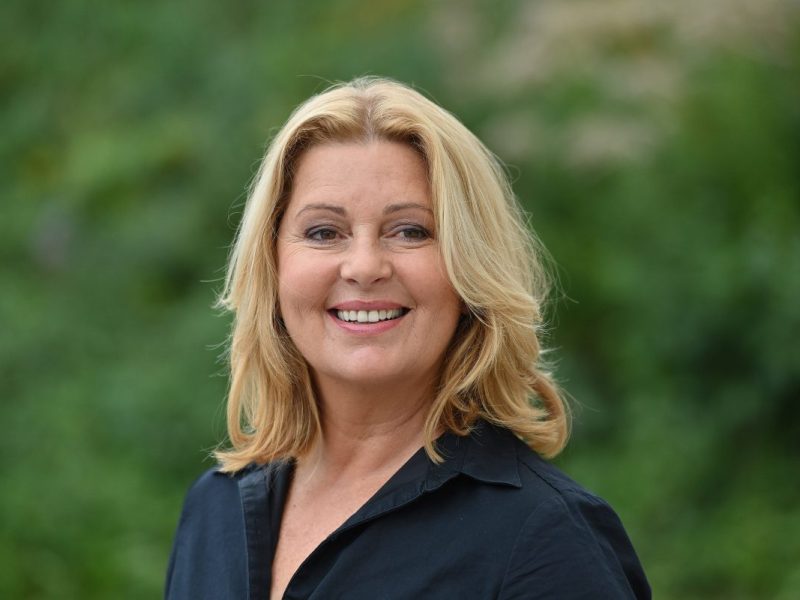 Karin Thaler begeistert die Zuschauer in der ARD-Krimiserie „Die Rosenheim-Cops“. Jetzt macht die Schauspielerin ein pikantes Geständnis.