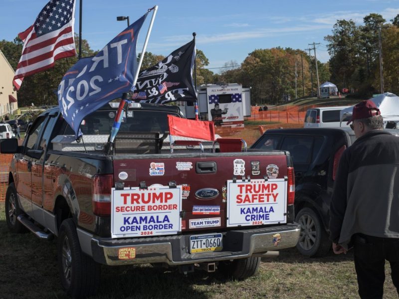 Ein MAGA-Anhänger will bei einem Harris-Sieg nach Europa auswandern. Aber wartet, bis er herausfindet, wie es dort wirklich aussieht – ein Lachflash garantiert!