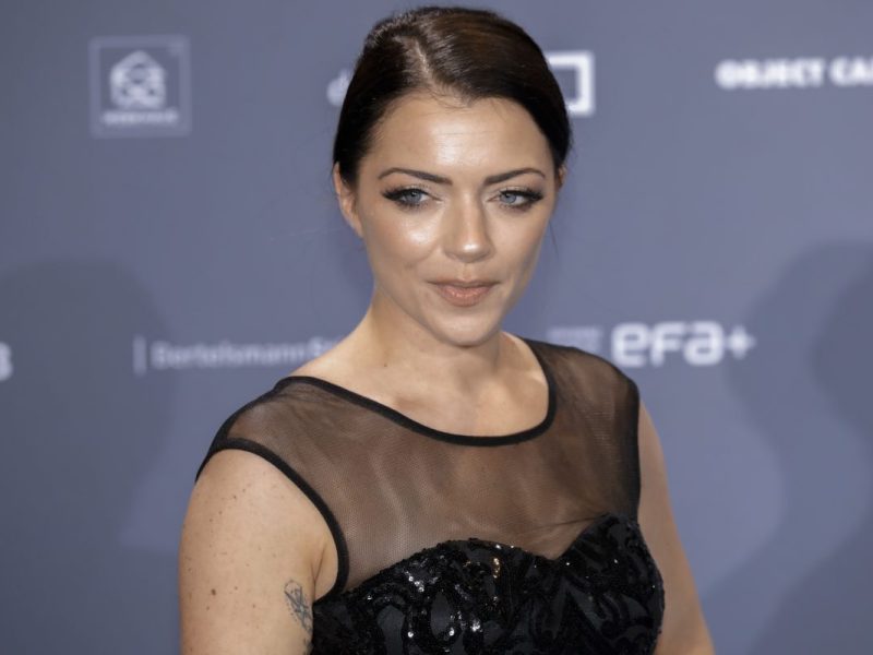 „GZSZ“-Schönheit Anne Menden verdreht aktuell ihren Fans den Kopf. Dabei hält sie mit ihren feuchtfröhlichen Fotos nicht hinter dem Berg.