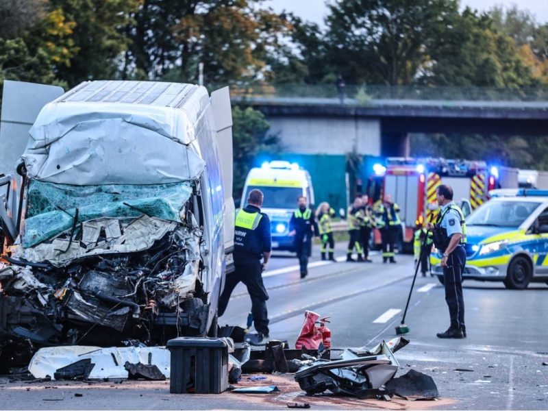 A1 bei Dortmund: Transporter fährt auf Stauende auf.