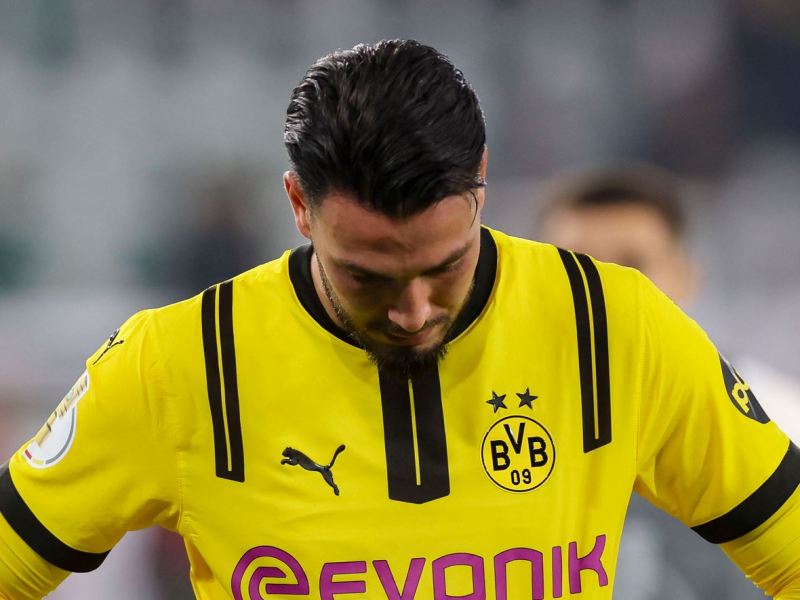 Ramy Bensebaini senkt nach der Pokal-Niederlage von Borussia Dortmund beim VfL Wolfsburg enttäuscht den Kopf.