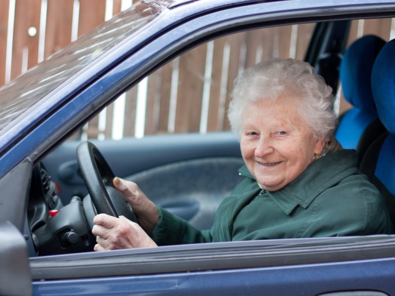 Rentnerin fährt Auto