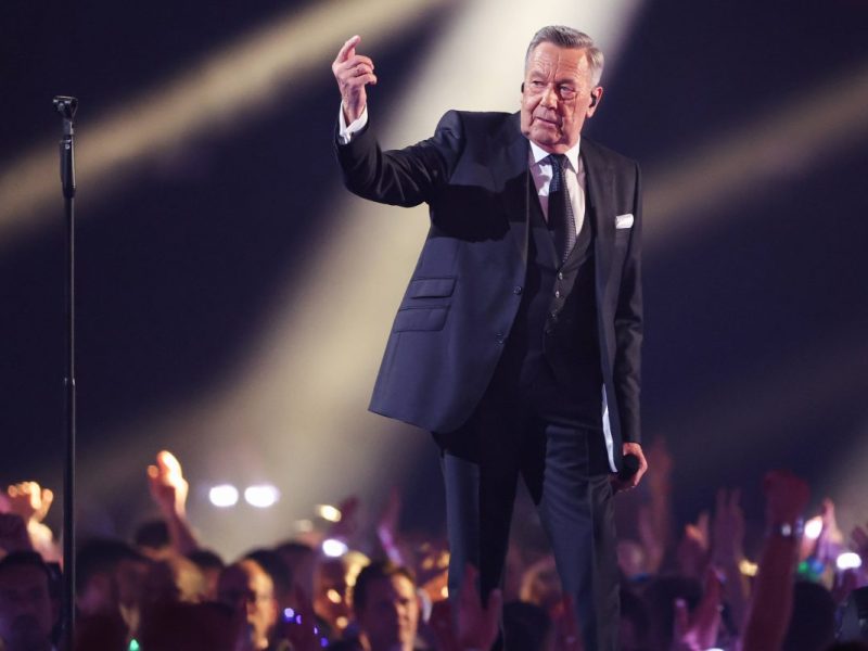 Roland Kaiser bekommt eine Überraschung überreicht.