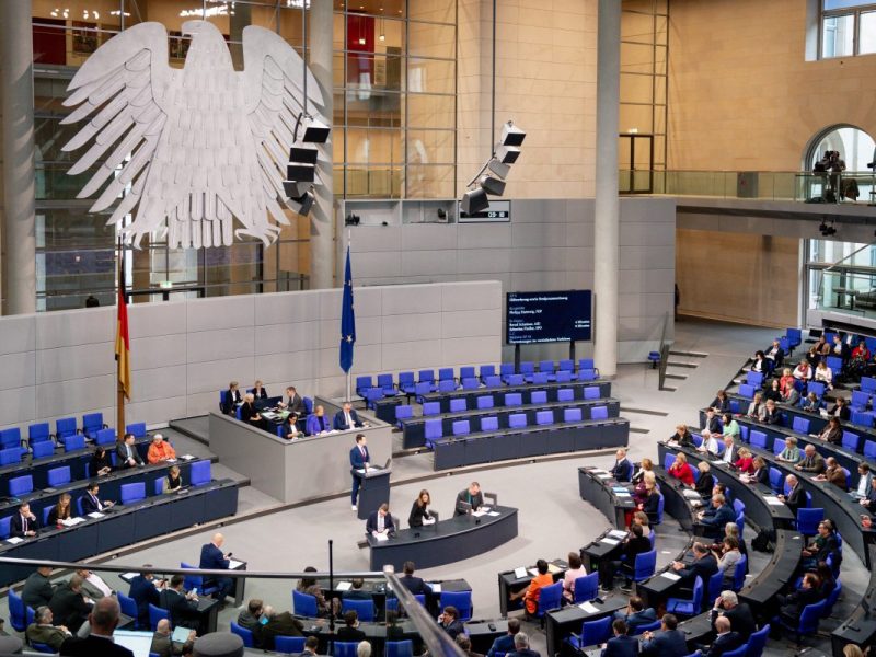Empörung im Bundestag bei der Opposition.