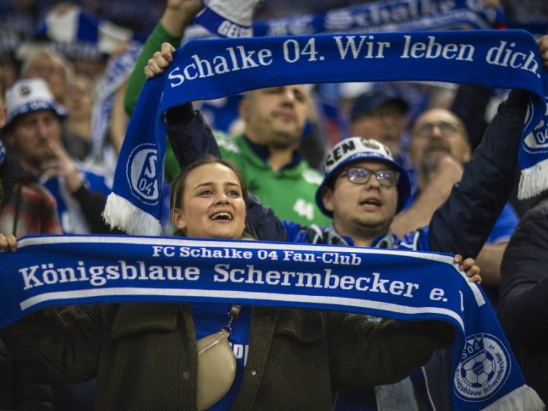 Die Fans von Schalke 04 können es kaum fassen! Bei einem bestimmten Anblick machen sie große Augen. Der Grund ist kurios.