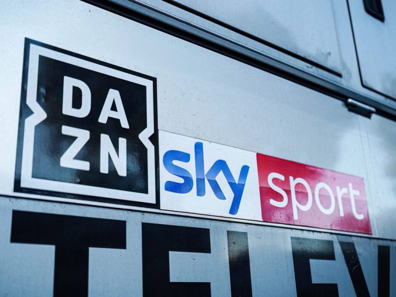 Wer setzt sich durch: DAZN oder Sky?