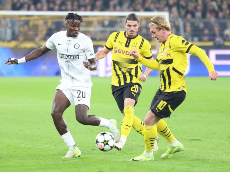 Was war denn da los? Ein Dortmund-Akteur wird im Spiel BVB - Sturm Graz von den Fans plötzlich gnadenlos ausgepfiffen.