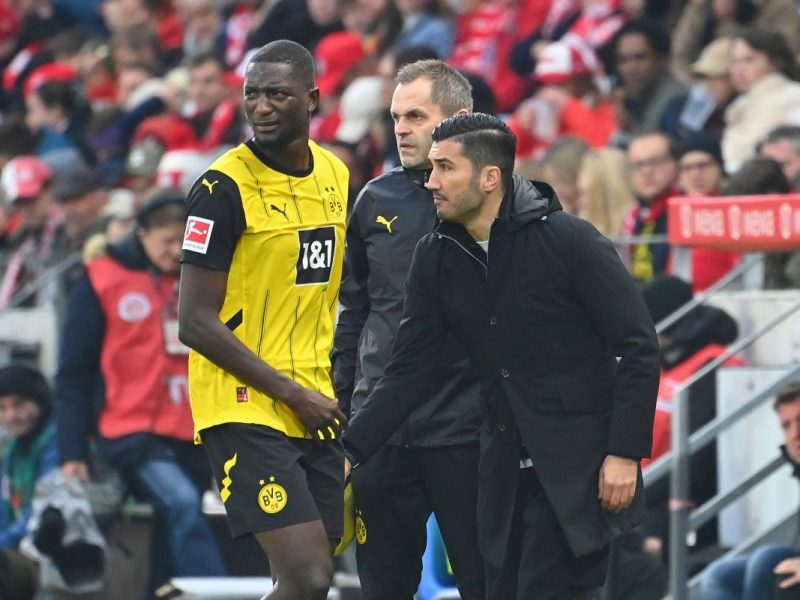 Borussia Dortmund: Nuri Sahin im Gespräch mit Serhou Guirassy.