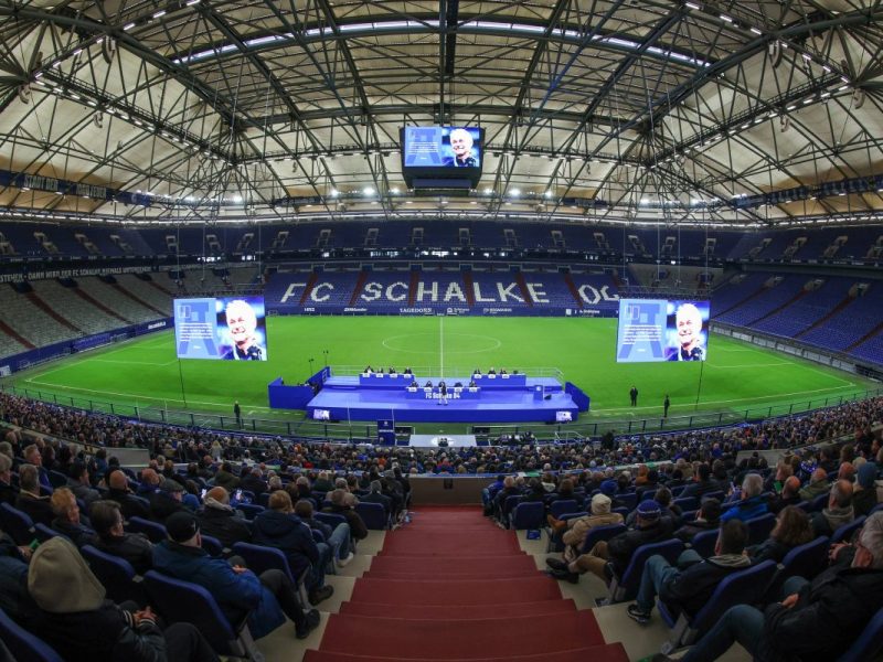 Bei der Mitgliederversammlung des FC Schalke 04 ist vielen Fans der Kragen geplatzt. Die Veranstaltung verlief nicht wie geplant.