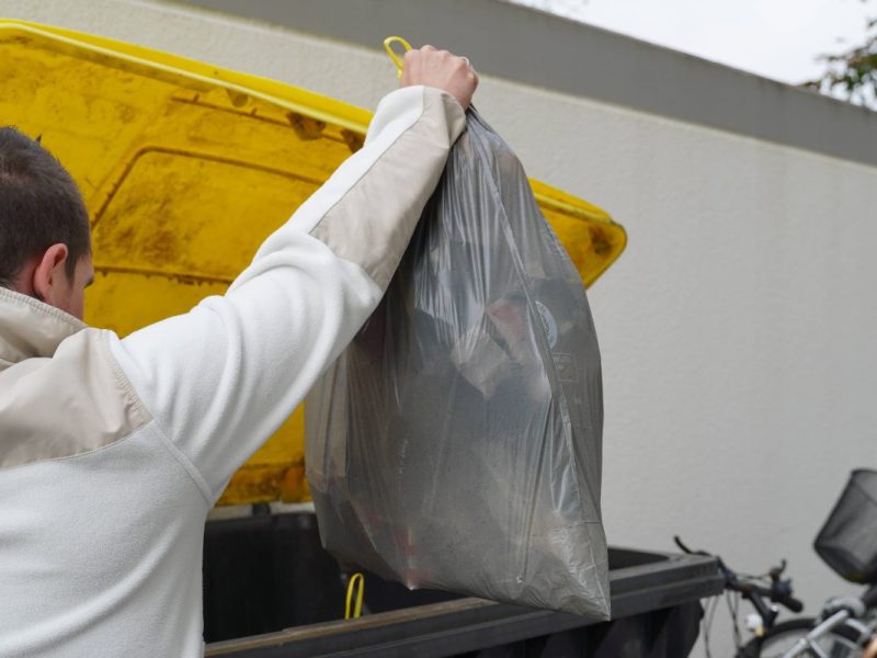 Mülltonnen: Kleidung