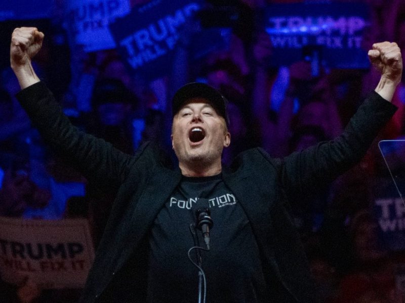 Vom Ex-Kritiker zum Trump-Unterstützer: Elon Musk setzt alles auf den Ex-Präsidenten! Wie seine Plattform X zum Zentrum des Wahlkampfs wurde.