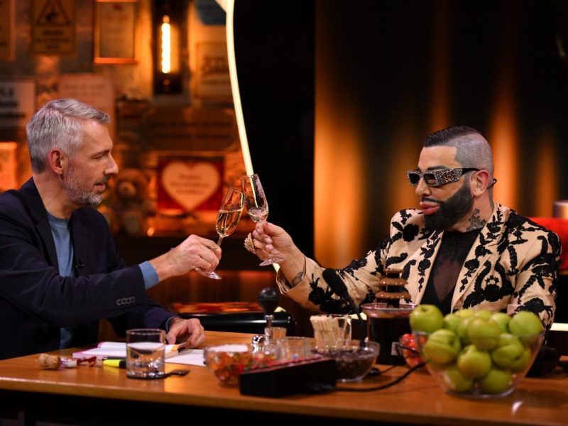 Bei „TV total“ mit Gast scheint kein Thema tabu zu sein. Nun sorgt Harald Glööckler mit seinem Auftritt für Aufsehen.