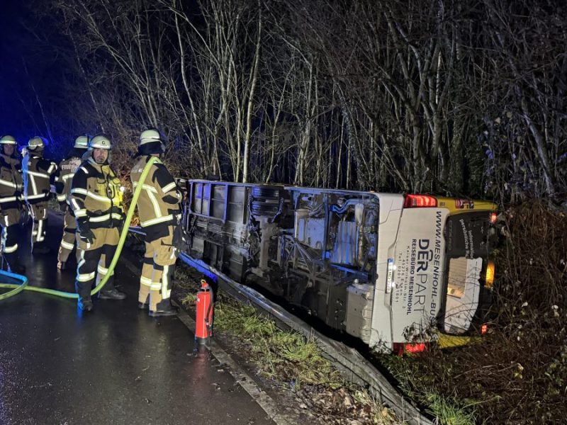 In Essen auf der Kohlenstraße in ein Bus der Ruhrbahn auf die Seite gekippt.