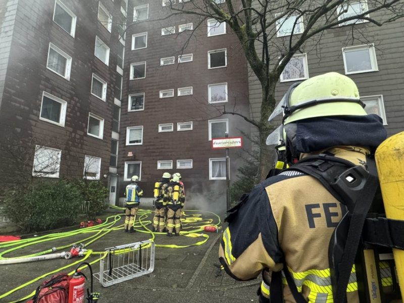 In Essen an der Geschwister-Scholl-Straße bekämpft die Feuerwehr einen Kellerbrand.