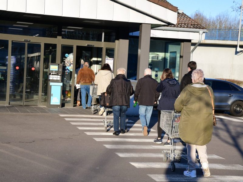 Zu Weihnachten kann es bei Aldi zu langen Schlangen kommen. (Archivfoto)