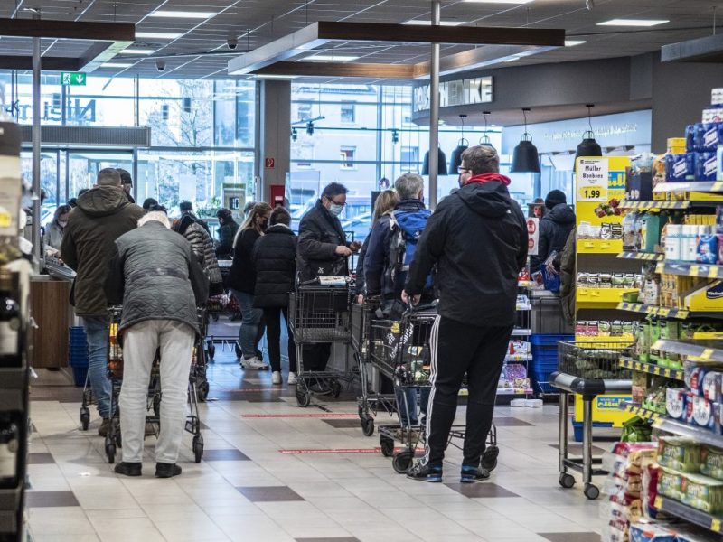 Edeka: Schlange an der Kasse.