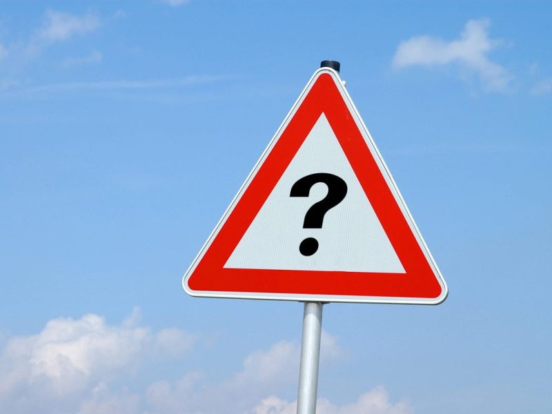 Verkehrsschild mit Fragezeichen