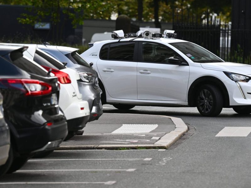 Auto mit Kamera fährt durch die Straßen