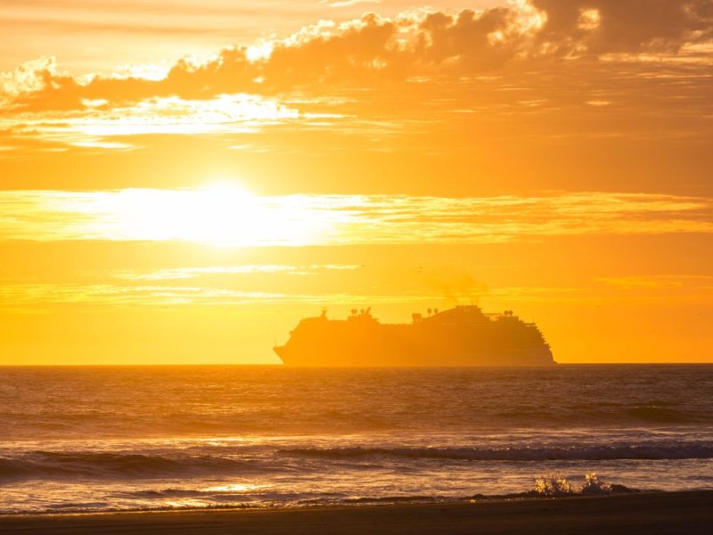 Kreuzfahrt-Schiff im Sonnenuntergang