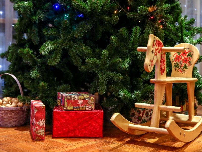 Weihnachtsgeschenke unter dem Tannenbaum