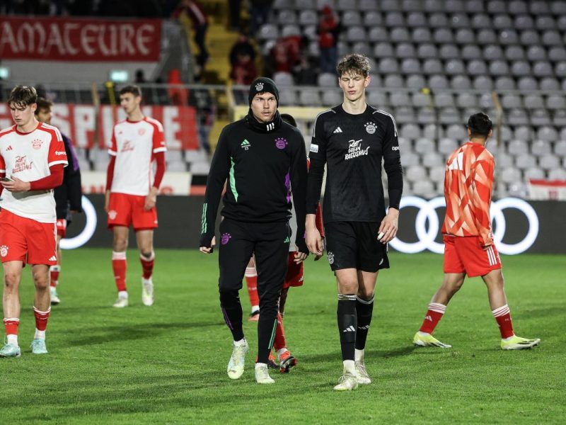 Der FC Bayern München hat so einige Top-Talente in den eigenen Reihen. Bei einem Youngster muss der Rekordmeister wohl ein Abgang befürchten.