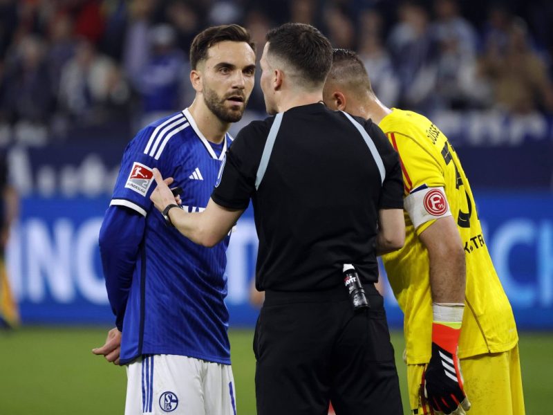 Kenan Karaman wird auch bei Schalke - Düsseldorf wie viel mit dem Schiri sprechen.