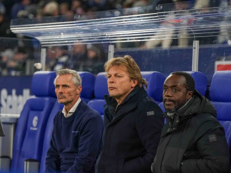 Schalke 04 muss und möchte im kommenden Winter-Transferfenster aufrüsten. Vor allem Kaderplaner Ben Manga steht nun enorm unter Druck.