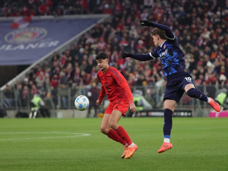 Dem FC Bayern München droht ein bitterer Abgang. Ausgerechnet die Konkurrenz hat einen FCB-Youngster nun ins Visier genommen.