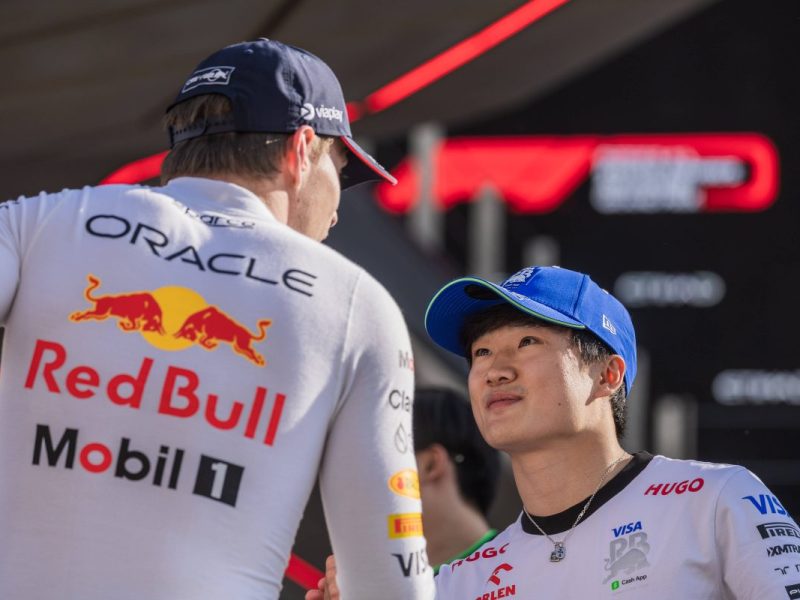 In der Formel 1 bald vereint? Yuki Tsunoda schaut zu Max Verstappen auf.