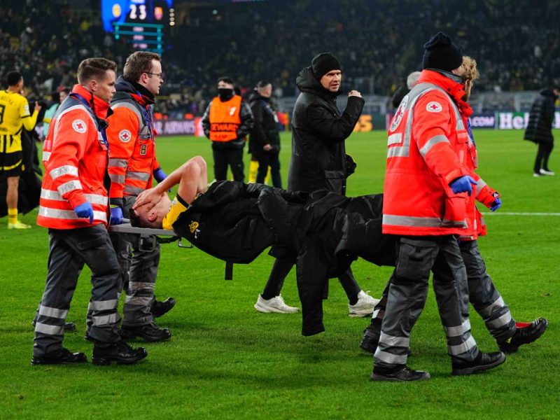Schwarz-Gelb bangt um einen weiteren Leistungsträger! Im Spiel Borussia Dortmund - FC Barcelona verletzt sich der BVB-Star wohl schwer.