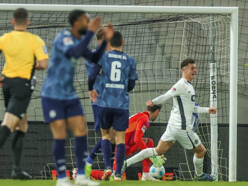 Elversberg - Schalke 04: Heekeren blickt fassungslos ins eigene Tor.