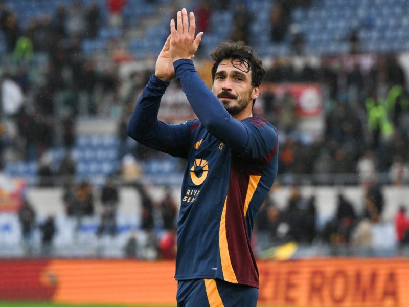 Um Mats Hummels bahnt sich eine überraschende Wende an. Jetzt könnte für den Ex-BVB-Star alles ganz anders kommen.