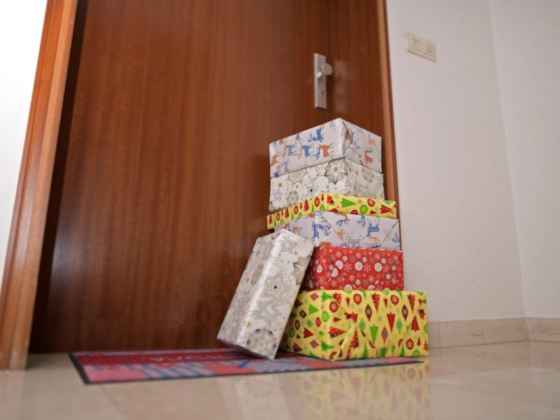 Weihnachtsgeschenke vor der Haustür