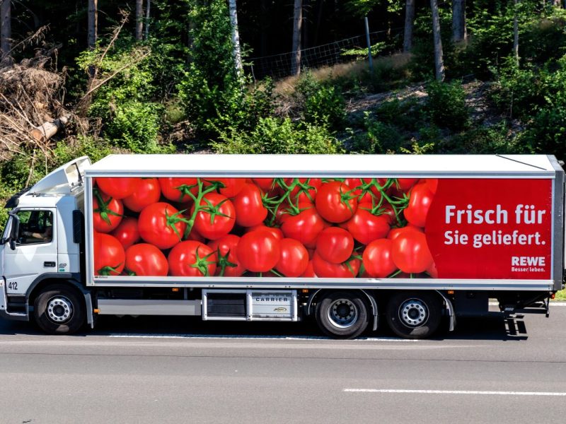 Ein Rewe-Spediteur packt aus.