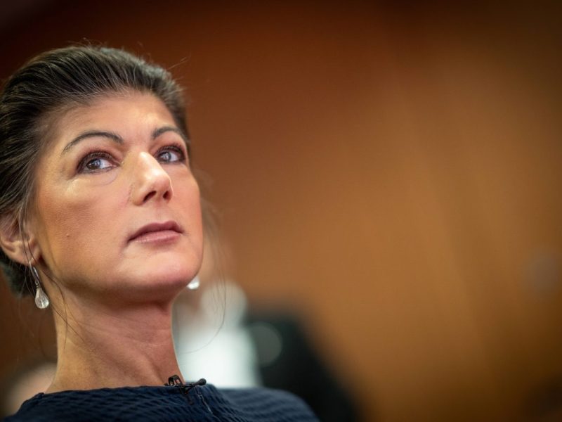 Sahra Wagenknecht gesteht Fehler ein: Kurz vor dem Ukraine-Krieg hielt sie Putins Pläne für eine Drohgebärde. Jetzt verteidigt sie trotzdem ihre Linie!