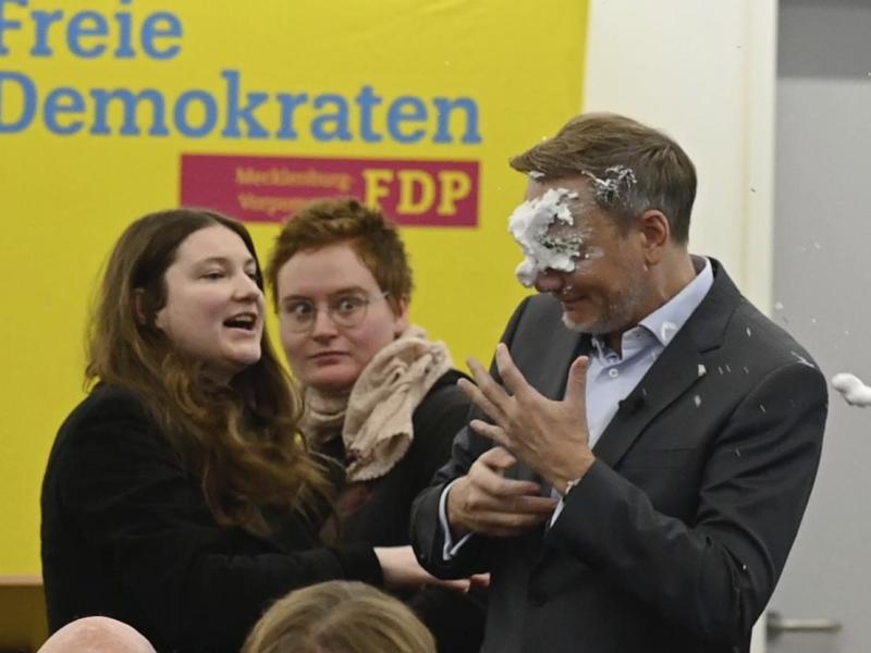 Torten-Attacke auf Lindner.